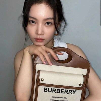 버버리 투톤 캔버스 레더 포켓백 레플리카 미러급 SA급 S급 고퀄리티 가방 [여성] 셀럽