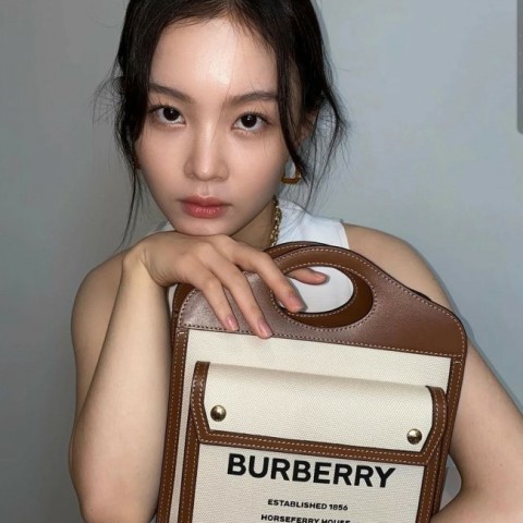 버버리 투톤 캔버스 레더 포켓백 레플리카 미러급 SA급 S급 고퀄리티 가방 [여성] 셀럽