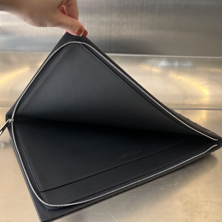 보테가베네타 하프 지퍼 파우치 남성 클러치백 레플리카 미러급 SA급 S급 고퀄리티  [남성여성공용] best