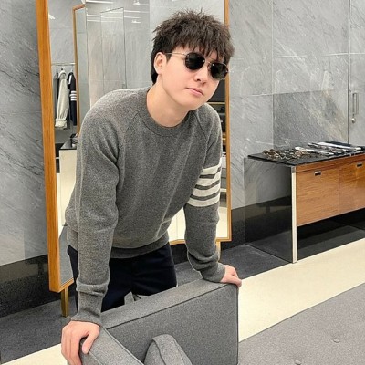 톰브라운 니트 레플리카 미러급 SA급 S급 고퀄리티 긴팔 라운드 [남성여성공용] - best