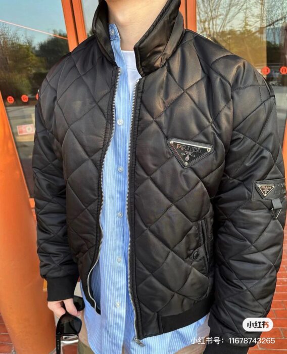 프라다 세모 로고 퀼팅 지퍼 코튼 자켓 블랙 레플리카 미러급 SA급 S급 고퀄리티 하이엔드 최상급 의류 [남성여성공용] - best